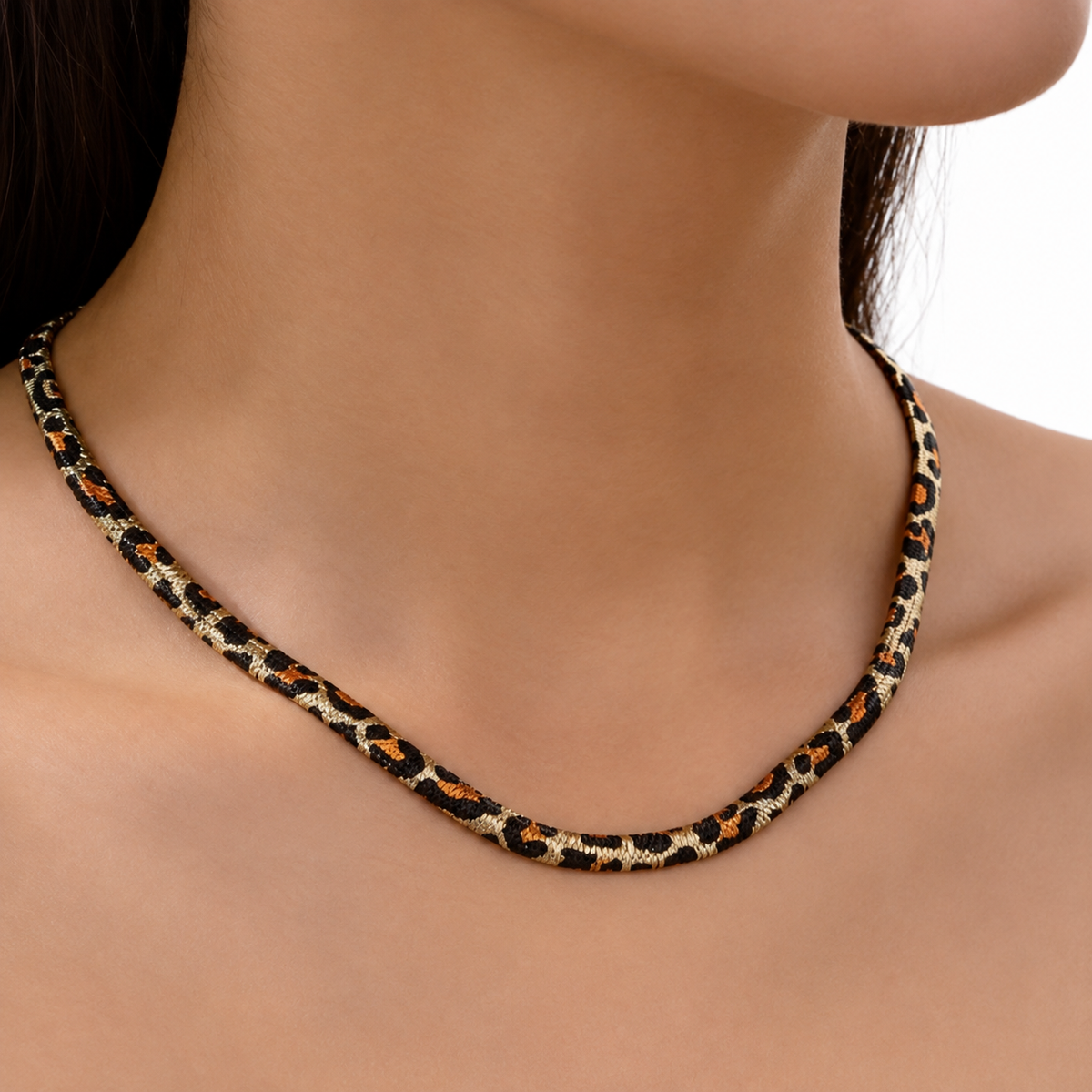 Collar relieve de serpiente